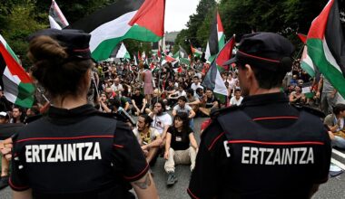 Pro-Palestinian protesters holding Palestinian and Basque flags demonstrate next to Basque regional police 'Ertzaintza' officers, following the Vuelta cycliste race 11th stage, in Bilbao, on September 3, 2025. Pro-Palestinian protest forces Vuelta stage to be shortened and to take the time at 3 kilometres before the line, according to the organisers, AFP reports. (Photo by ANDER GILLENEA / AFP)