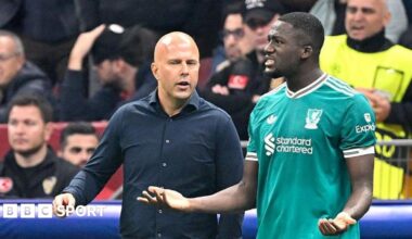 Arne Slot speaks with Ibrahima Konate