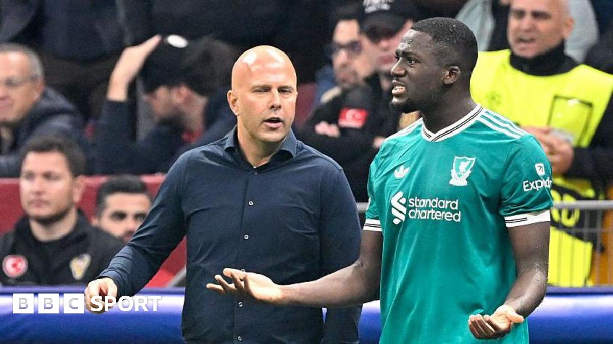 Arne Slot speaks with Ibrahima Konate