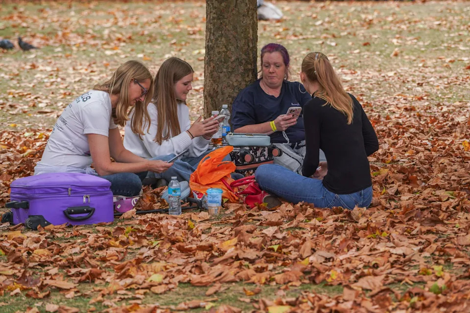 London, UK. 27 August 2025.  People relaxing amongst the dry leaves in St James's Park London. The prolonged dry spell and warm weather has causes  leaves to fall early after the warmest summer on record in the UK. Credit Amer Ghazzal/Alamy Live News