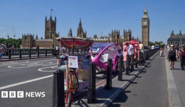 Drivers wait for customers on Westminster Bridge