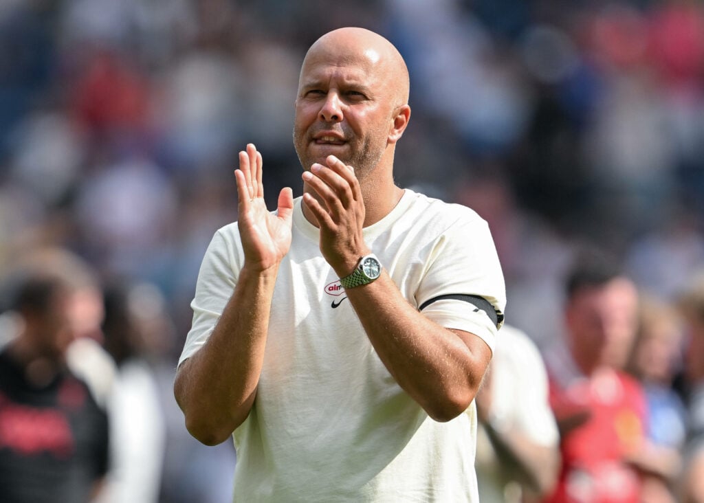 Liverpool manager Arne Slot clapping his hands