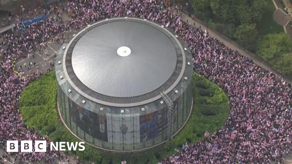 Thousands gather for Tommy Robinson's Unite the Kingdom rally, and counter protest