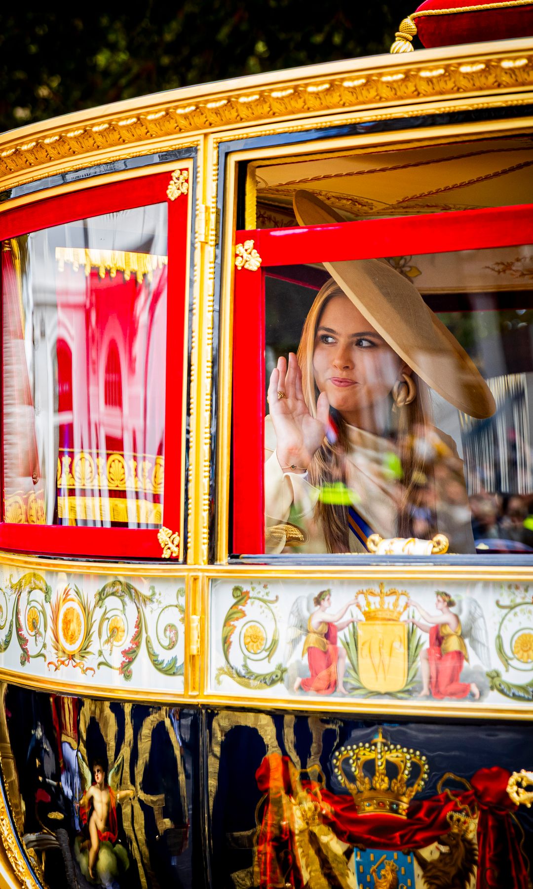 Princess Catharina-Amalia waving from a coach