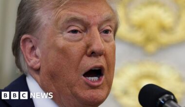 Trump addresses online health rumours in Oval Office