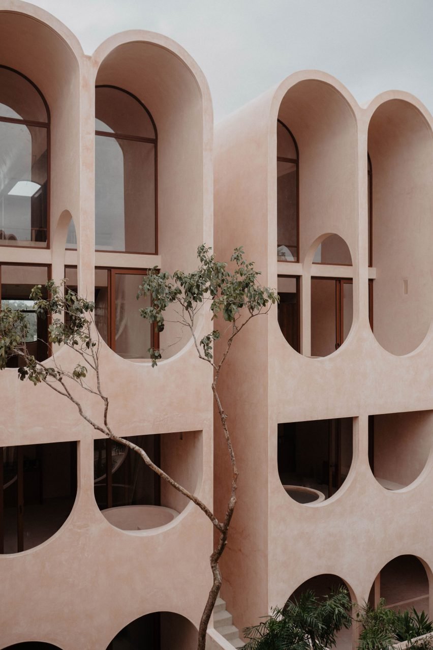 Pink stucco housing in Mexico by V Taller