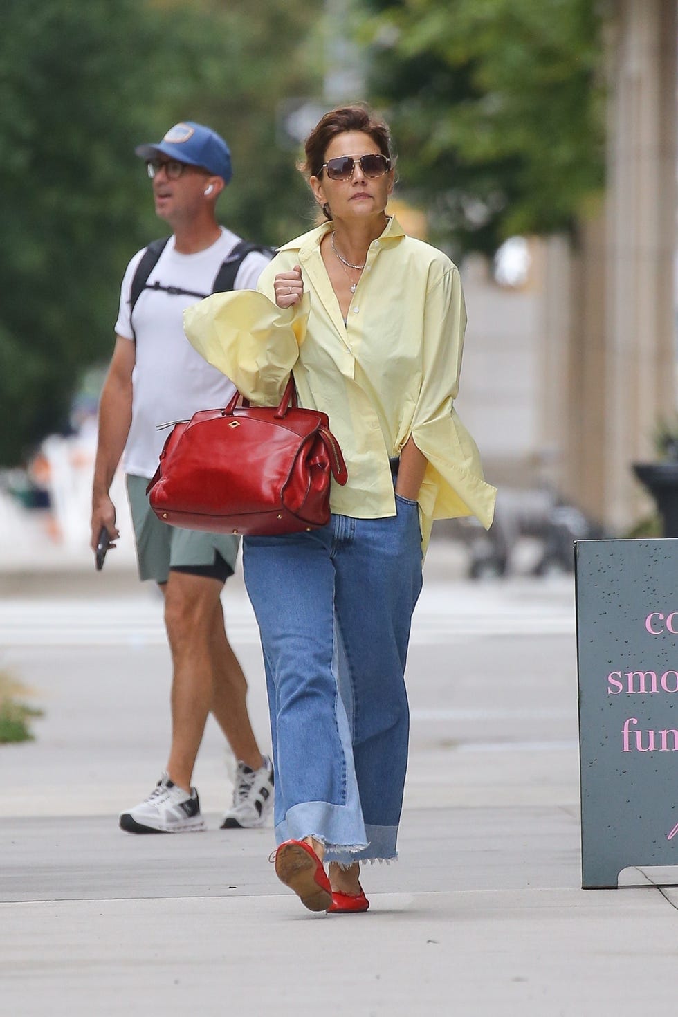 *exclusive* new york, ny katie holmes looks stylish, matching her shoes with her bag while taking a stroll in new york city. pictured: katie holmes backgrid usa 17 september 2025 usa: +1 310 798 9111 / usasales@backgrid.com uk: +44 208 344 2007 / uksales@backgrid.com *uk clients pictures containing children please pixelate face prior to publication*