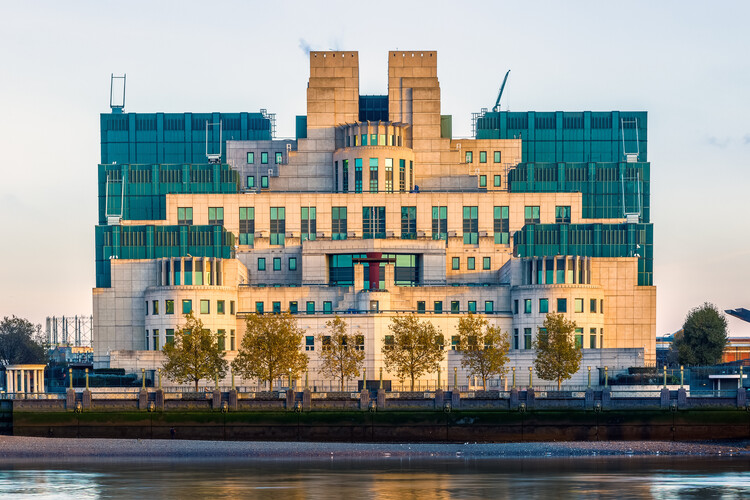 British Post-Modernist Architect and Farrells Founder Terry Farrell Passes Away at 87 - Image 1 of 5