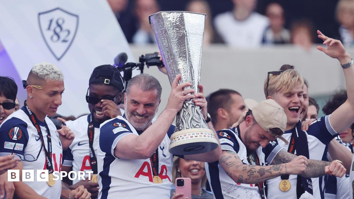 Ange Postecoglou lifts the Europa League trophy