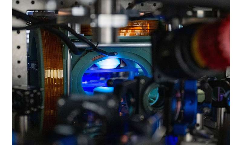 Caltech team sets record with 6,100-qubit array