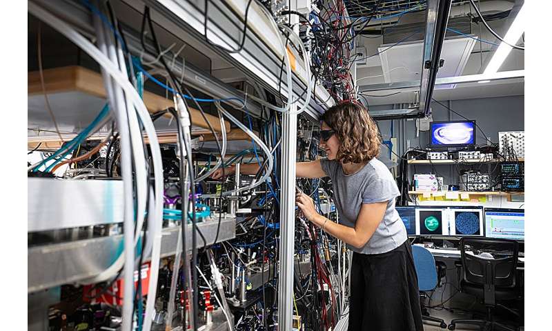 Caltech team sets record with 6,100-qubit array