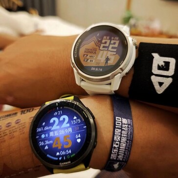 The Coros Apex 4 in comparison to the Forerunner 965. (Image source: manudi19)