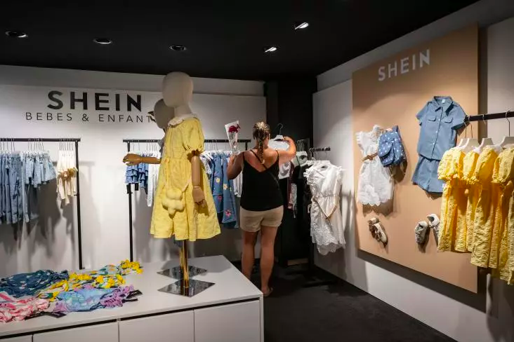 A customer in a temporary boutique of the Asian brand Shein, on June 26, 2025 in Dijon, Côte-d'Or.