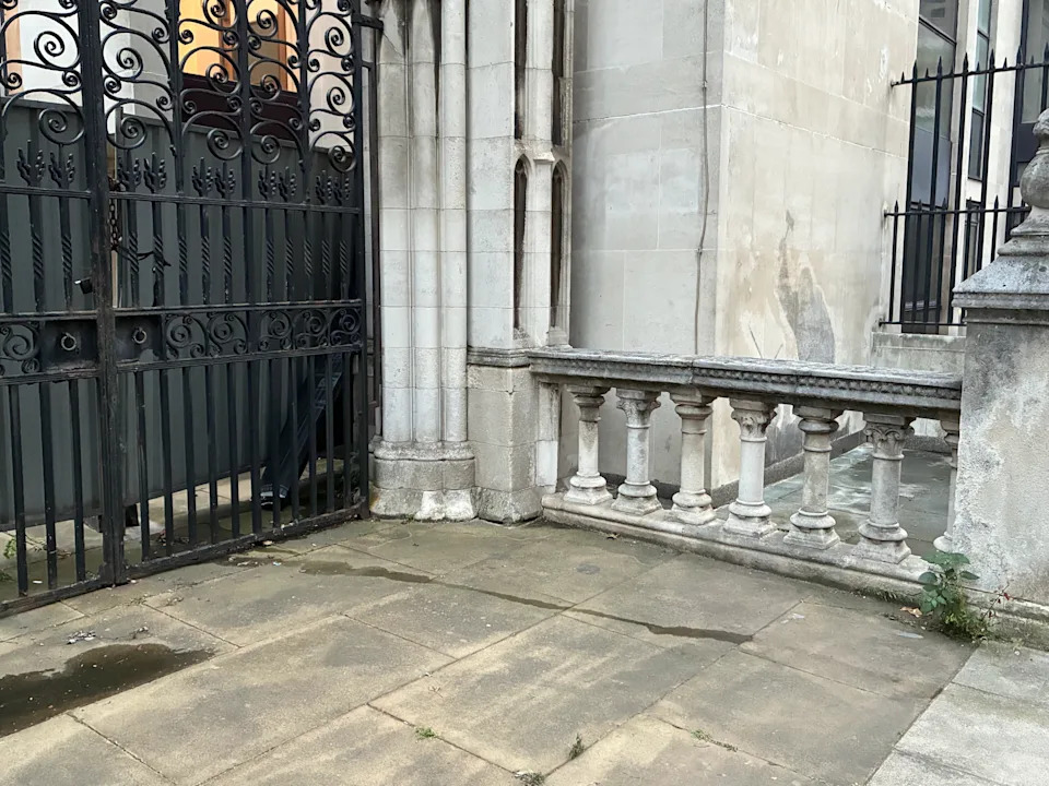The Royal Courts of Justice mural can still be seen. (SWNS)