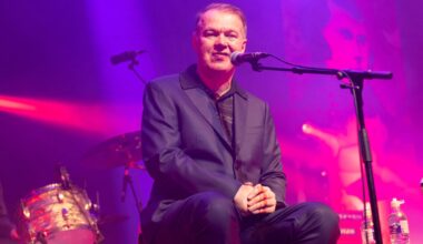 Watch Edwyn Collins reunite with Orange Juice bandmates to play 'Felicity' at final Glasgow show