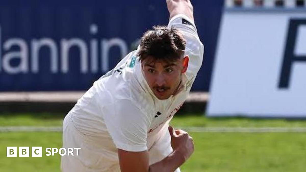 Josh Tongue bowls for Nottinghamshire at Worcester