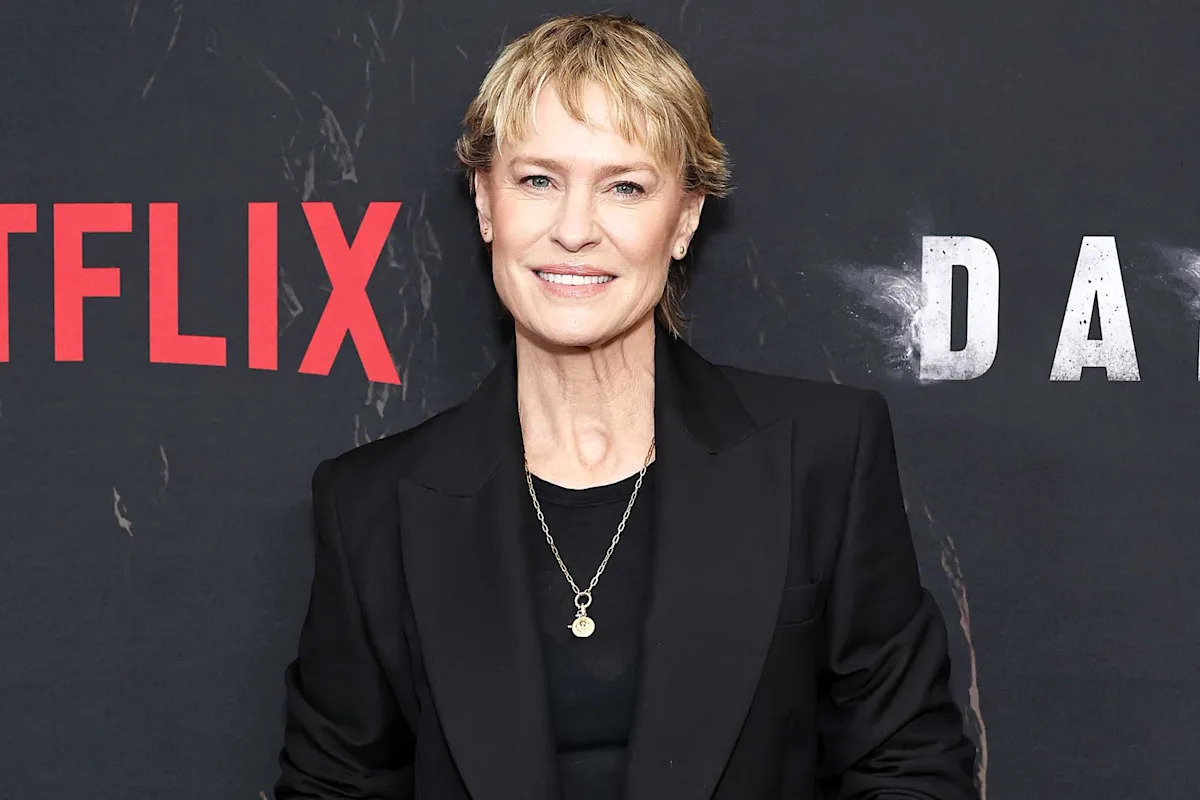 Robin Wright details 'liberating' move to England after leaving the U.S.: 'America is a s---show'