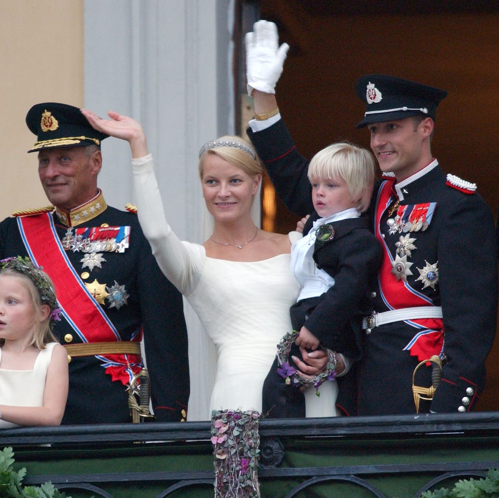 norwegian crown prince haakon and his bride, mette marit, and her son, marius, stand on the balcony of the sslo cathedral after their wedding (25 august 2001)