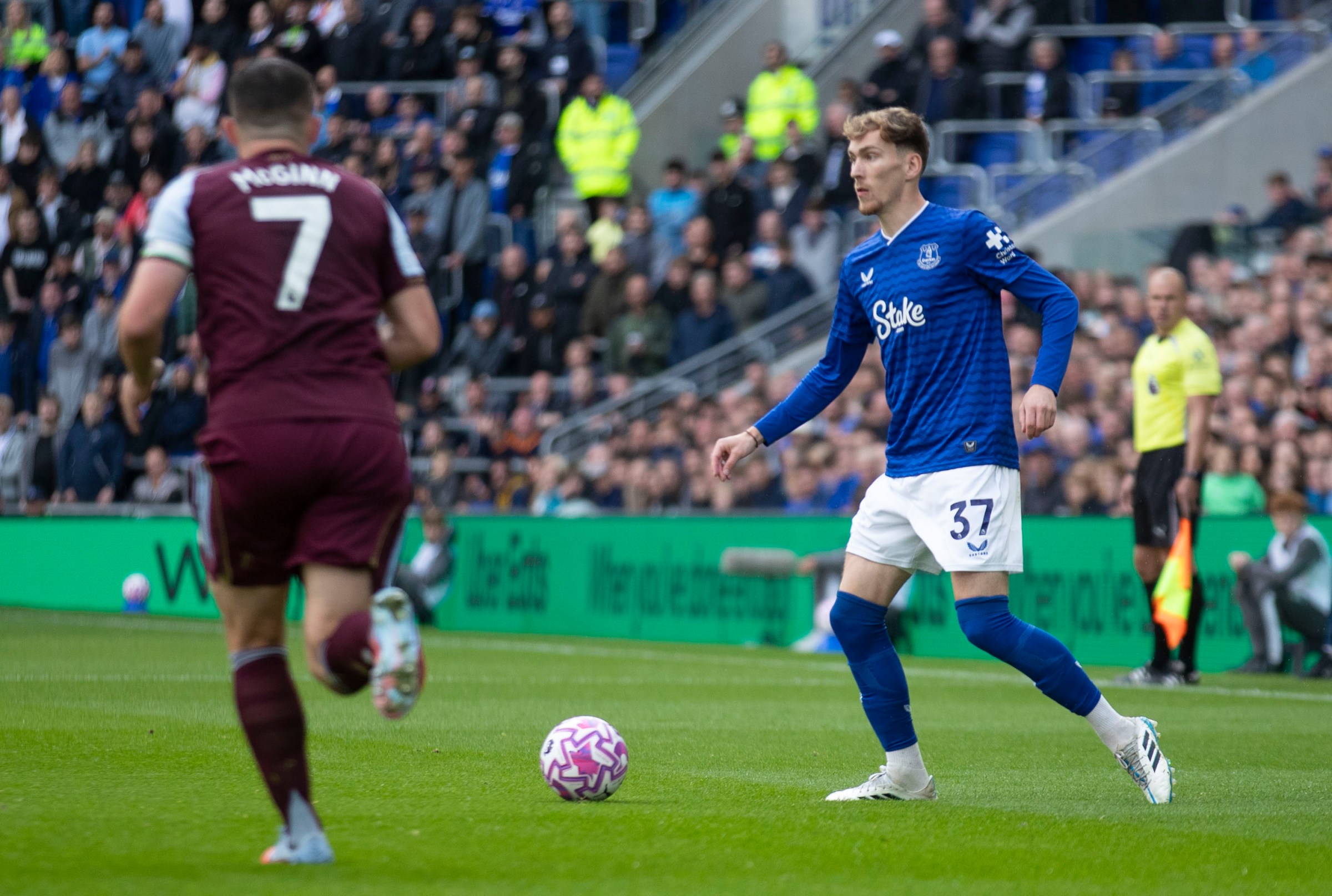James Garner #37 of Everton F.C. is in possession of the ball during the Premier League match between Everton and Aston Villa at Hill Dickinson Stadium in Liverpool, England, on September 13, 2025. (Photo by Mike Morese/MI News/NurPhoto via Getty Images)