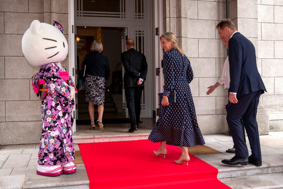 britains prince edward, duke of edinburgh (c) and his wife princess sophie, duchess of edinburgh (2nd r), are greeted by hello kitty dressed in a kimono prior to the musubi initiative reception celebrating the people to people ties built between japan and britain at the british embassy in tokyo on september 19, 2025. (photo by kazuhiro nogi / afp) (photo by kazuhiro nogi/afp via getty images)