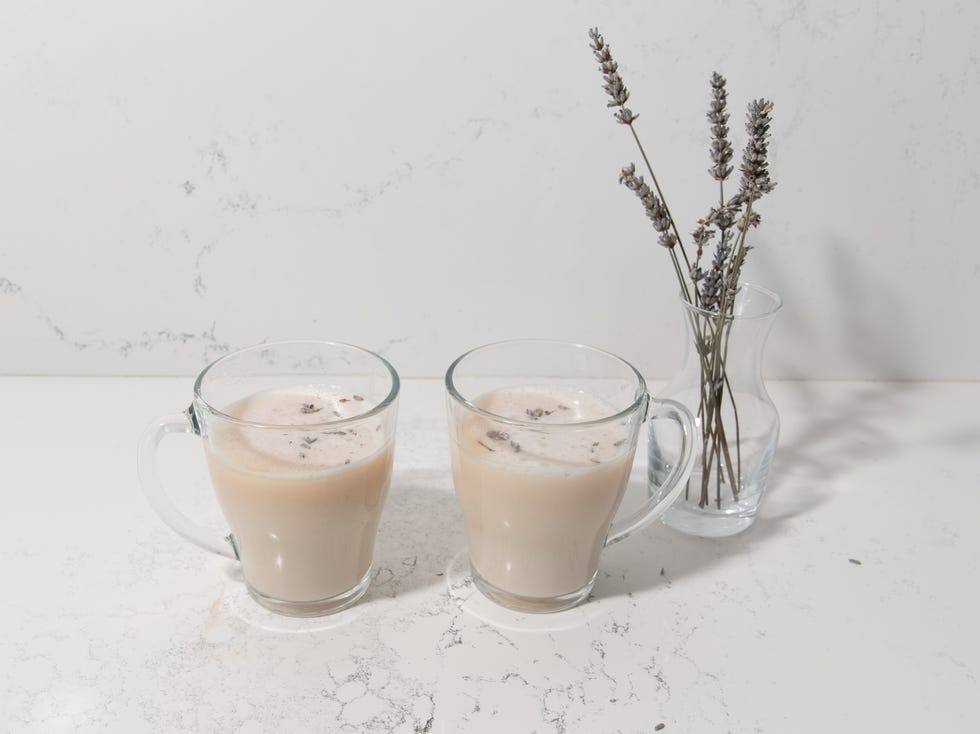 meghan markle lavender grey tea latte 2 mugs of meghan markle lavender grey tea latte with a small bud vase of fresh lavender