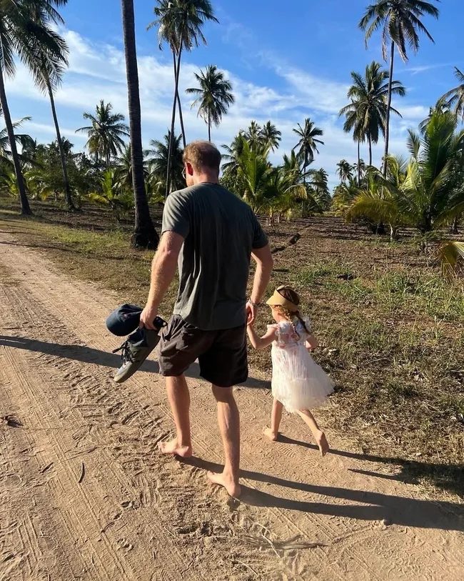 Prince harry holding hands with his daughter lilibet