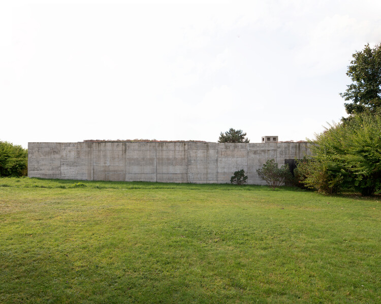 House with two Courtyards / BÜRO MÜHLBAUER - Image 1 of 21