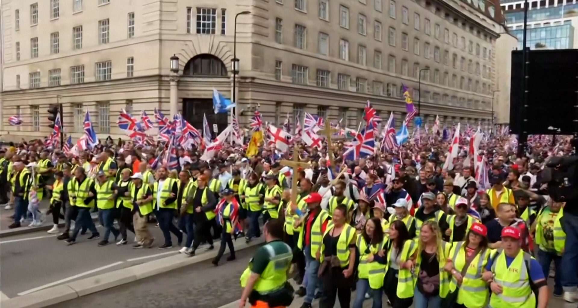 Video: Tens of thousands march in rival London protests over immigration | Protests