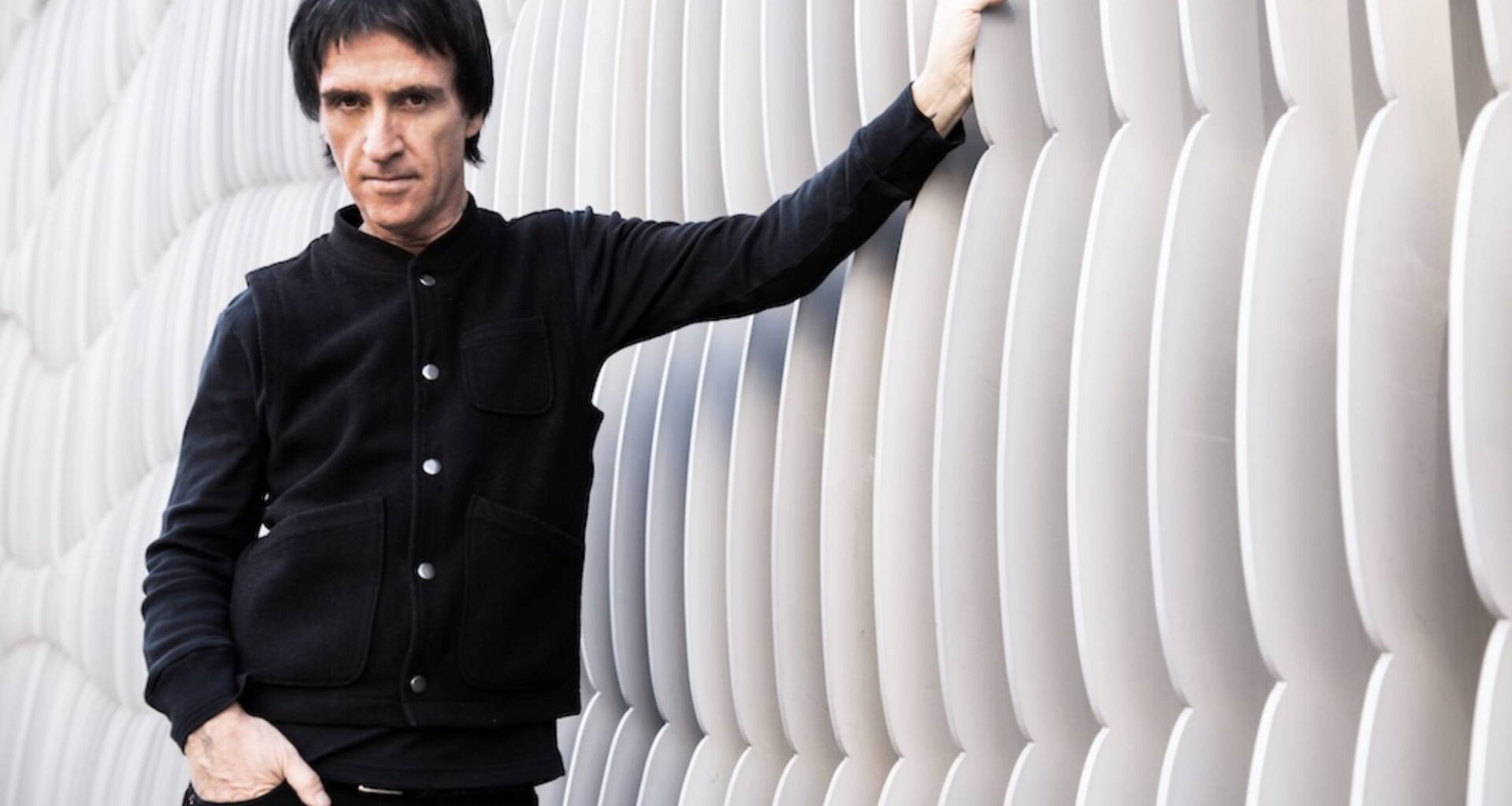 Johnny Marr accuses UPS of losing his guitars