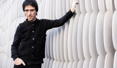 Johnny Marr accuses UPS of losing his guitars