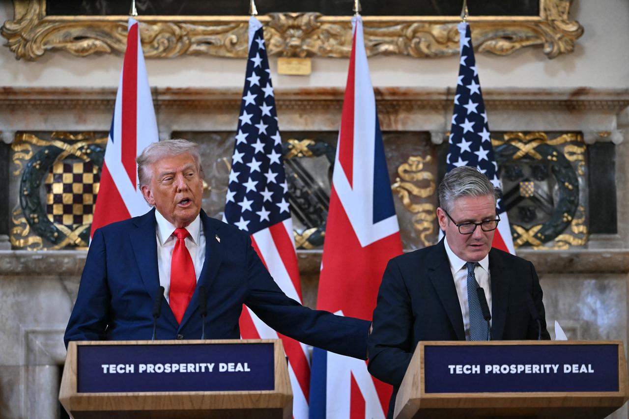 US President Donald Trump (L) speaks during a joint press conference with Britains Prime Minister Keir Starmer (R) following their meeting at Chequers, in Aylesbury, central England, on Sep. 18, 2025. (AFP Photo)