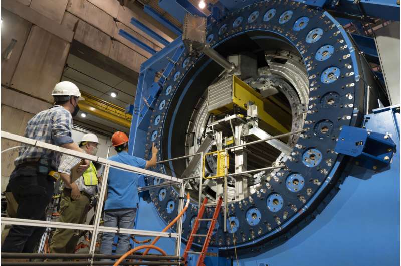 Caption:The sPHENIX detector is the newest experiment at Brookhaven National Laboratory’s Relativistic Heavy Ion Collider (RHIC) and is designed to precisely measure products of high-speed particle collisions. This image shows the installation of the inner hadronic calorimeter within the core of the sPHENIX superconducting solenoid magnet. Credit: Brookhaven National Laboratory New particle detector passes the "standard candle" test