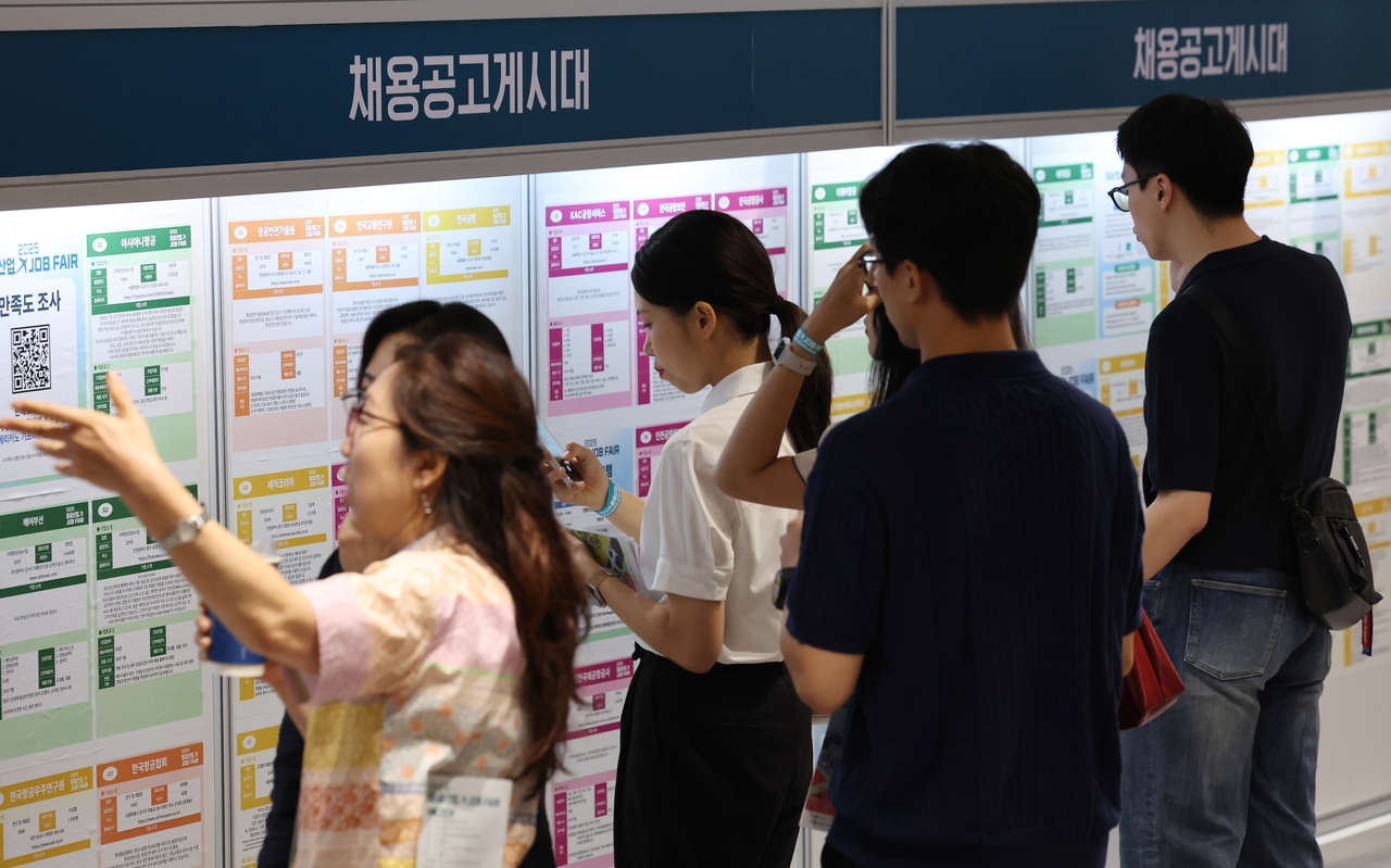 Young Koreans attend a job fair in Seoul on Sept. 16. (Yonhap)