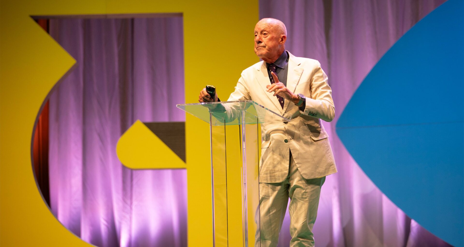 Norman Foster addressing the World Design Congress 2025