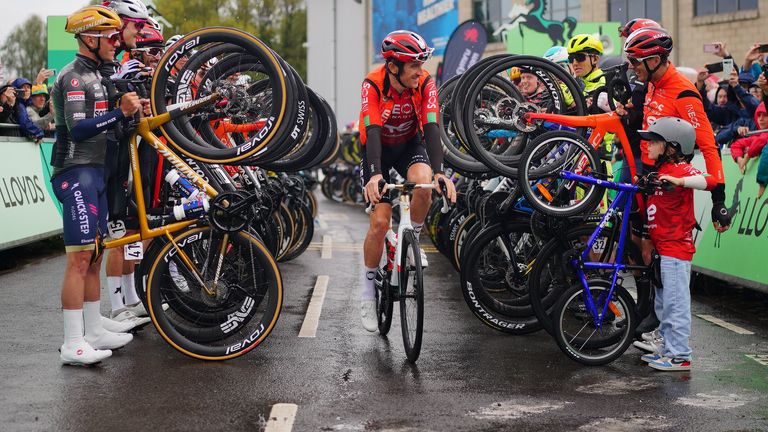 Geraint Thomas was given a guard of honour on his final race