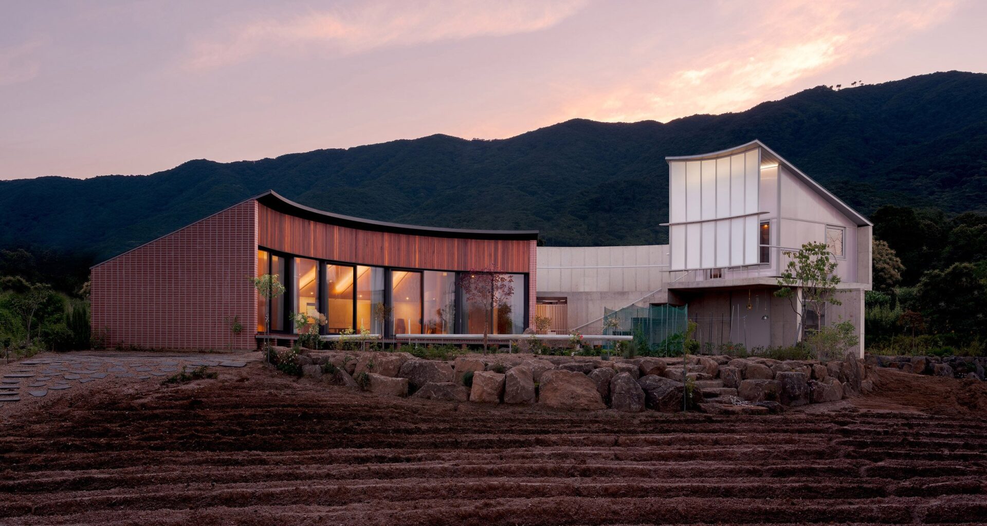 Pojeon House wraps around vegetable garden in South Korea