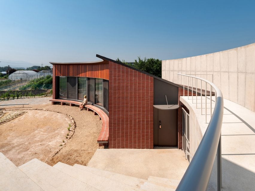 Curving brick home by Sukchulmok and BRBB Architects