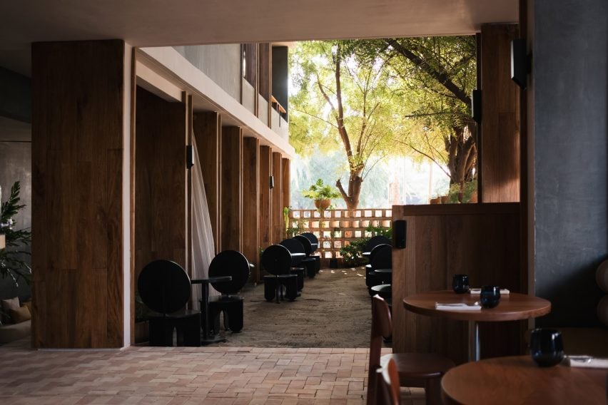 Sandy courtyard with dining tables and chairs