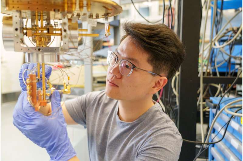 UChicago Pritzker School of Molecular Engineering postdoctoral researcher Hong Qiao is the first author of a new paper demonstrating deterministic phase control of the mechanical vibrations known as phonons, removing the randomness inherent in many quantum computing systems. Credit: UChicago Pritzker School of Molecular Engineering / Joel WIntermantle Tomorrow's quantum computers could use sound, not light