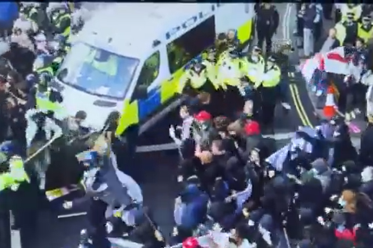 Police officers ‘assaulted’ as Tommy Robinson march draws thousands to London