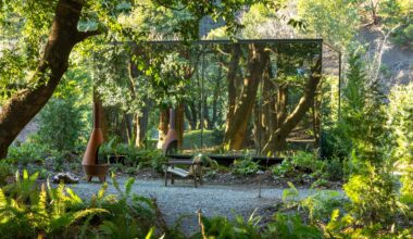 Mirrored cabins by ÖÖD extend Oregon riverside retreat