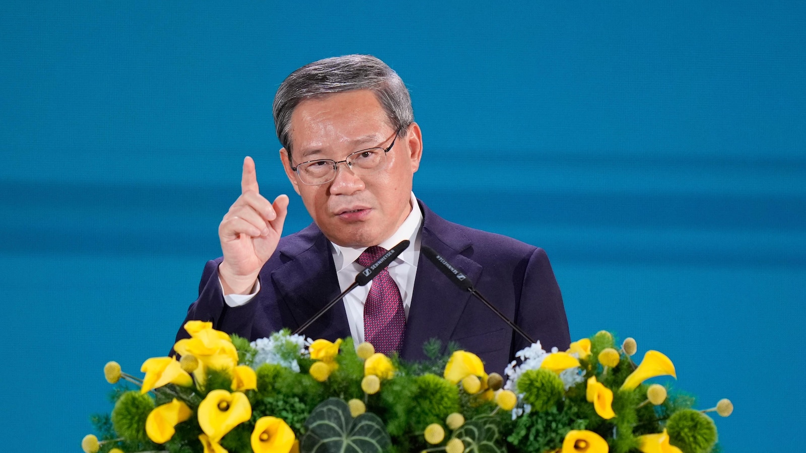 US lawmakers push for military dialogue in rare China visit