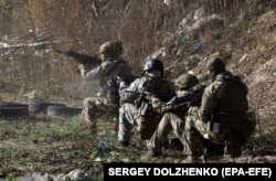 Ukrainian troops take part in a training exercise at a shooting range near Kyiv. (file photo)