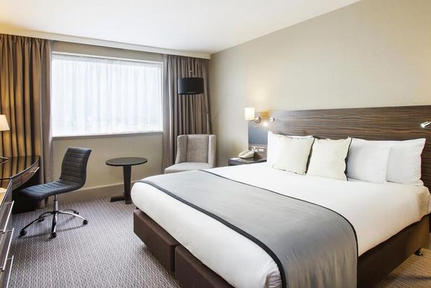 Crowne Plaza Glasgow bedroom