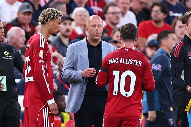 Liverpool head coach Arne Slot speaks to midfielder Alexis Mac Allister