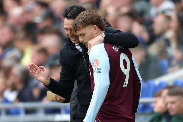 LIVERPOOL, ENGLAND - SEPTEMBER 13: Unai Emery, Manager of Aston Villa, speaks to Harvey Elliott of Aston Villa before he comes on as a substitute during the Premier League match between Everton and Aston Villa at Hill Dickinson Stadium on September 13, 2025 in Liverpool, England. (Photo by Neville Williams/Aston Villa FC via Getty Images)