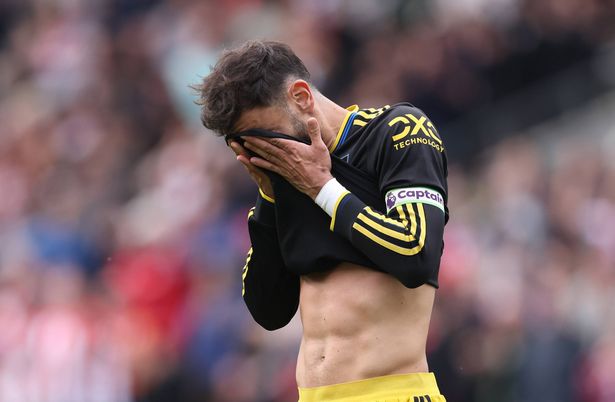 BRENTFORD, ENGLAND - SEPTEMBER 27: Bruno Fernandes of Manchester United  reacts seeing his penalty shot saved during the Premier League match between Brentford and Manchester United at Brentford Community Stadium on September 27, 2025 in Brentford, England. (Photo by Catherine Ivill - AMA/Getty Images)