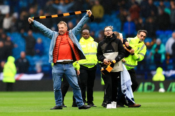 SHEFFIELD, ENGLAND - OCTOBER 04: Fans of Sheffield Wednesday run onto the pitch in protest against Dejphon Chansiri, Owner of Sheffield Wednesday, during the Sky Bet Championship match between Sheffield Wednesday and Coventry City at Hillsborough on October 04, 2025 in Sheffield, England. (Photo by Jess Hornby/Getty Images)