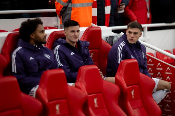 Joshua Zirkzee (left) pictured on the Manchester United bench
