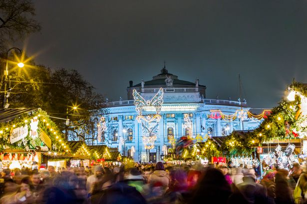 Rathausplatz (square), the Christmas Market (Christkindlmarkt), the Burgtheater (National theatre) on the background